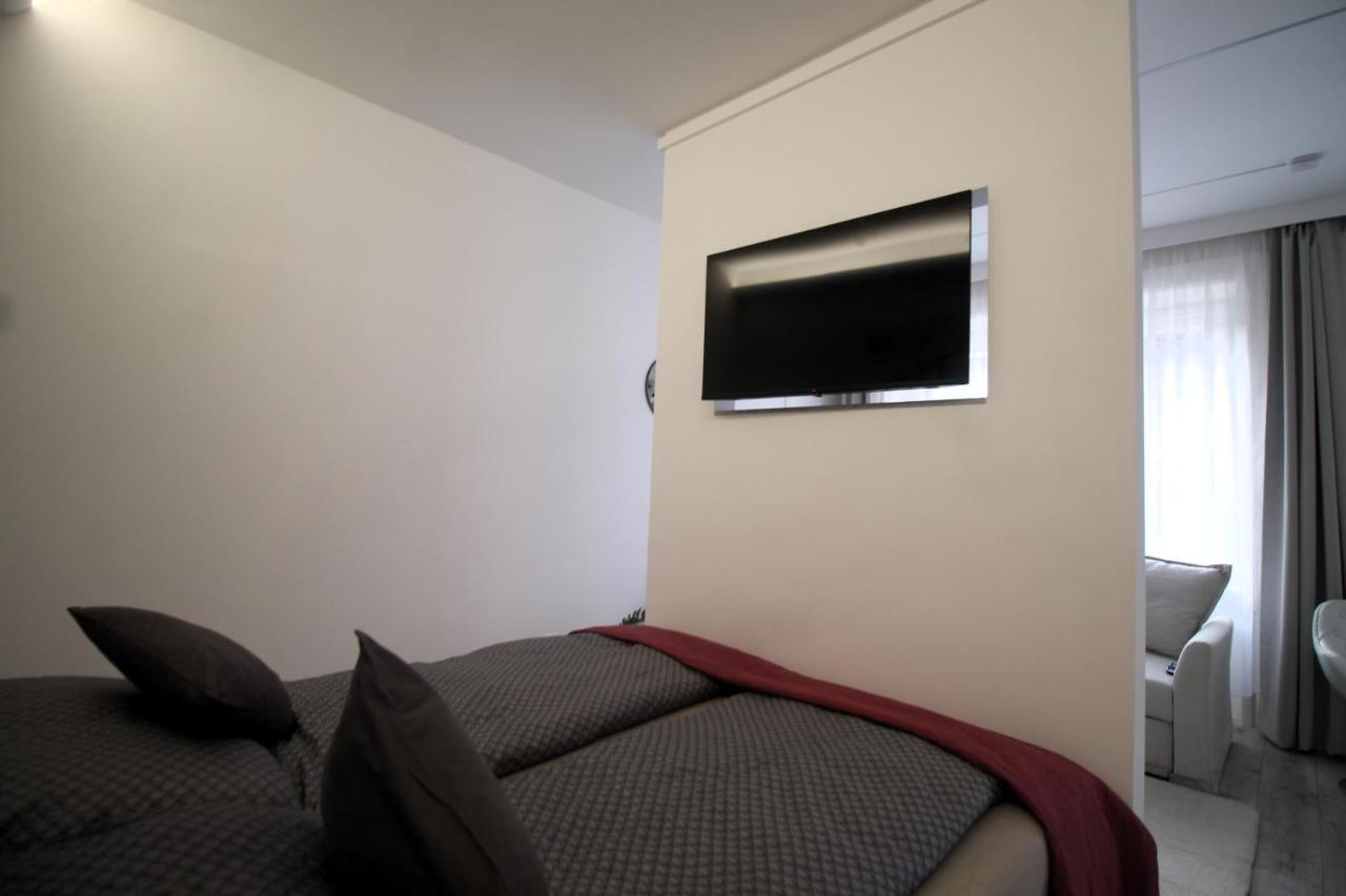 Modern Studio A Belvaros Koezepen Parkoloval- Kata Studioapartman Ráb Exteriér fotografie