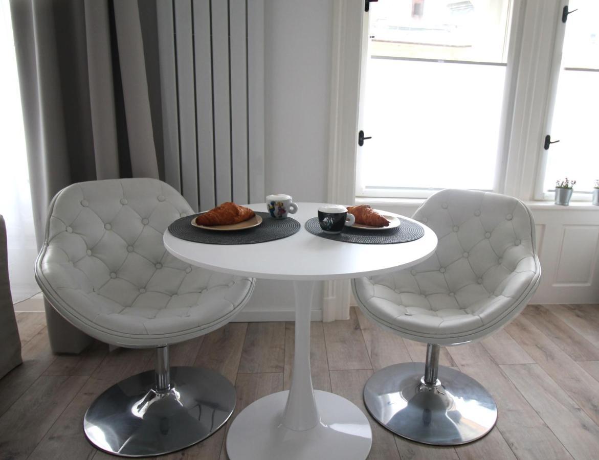 Modern Studio A Belvaros Koezepen Parkoloval- Kata Studioapartman Ráb Exteriér fotografie