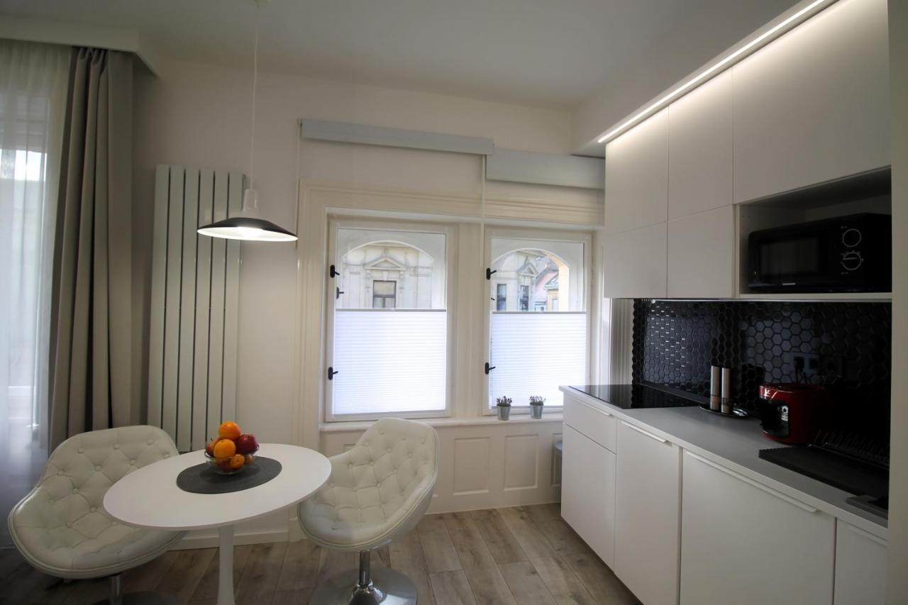 Modern Studio A Belvaros Koezepen Parkoloval- Kata Studioapartman Ráb Exteriér fotografie