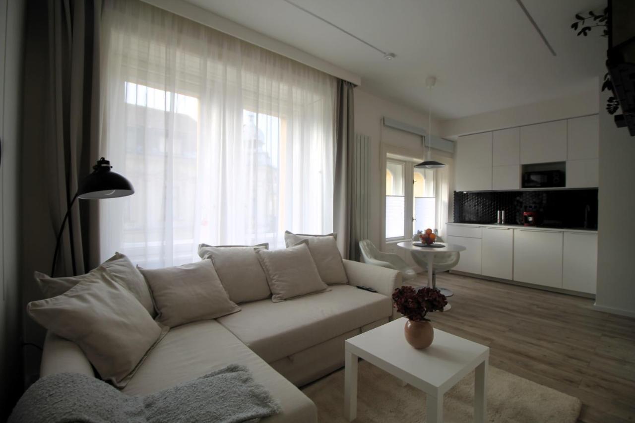 Modern Studio A Belvaros Koezepen Parkoloval- Kata Studioapartman Ráb Exteriér fotografie