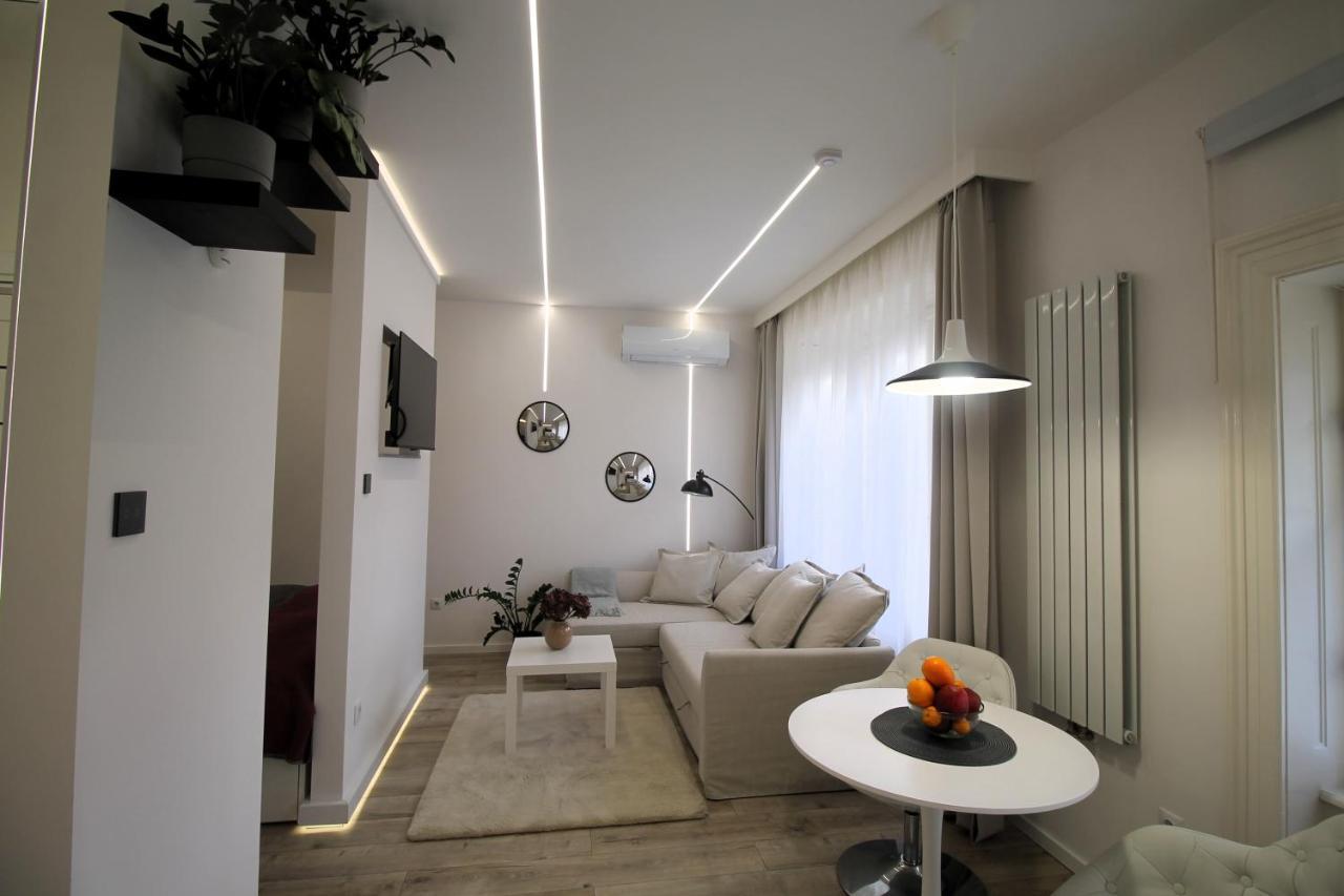 Modern Studio A Belvaros Koezepen Parkoloval- Kata Studioapartman Ráb Exteriér fotografie