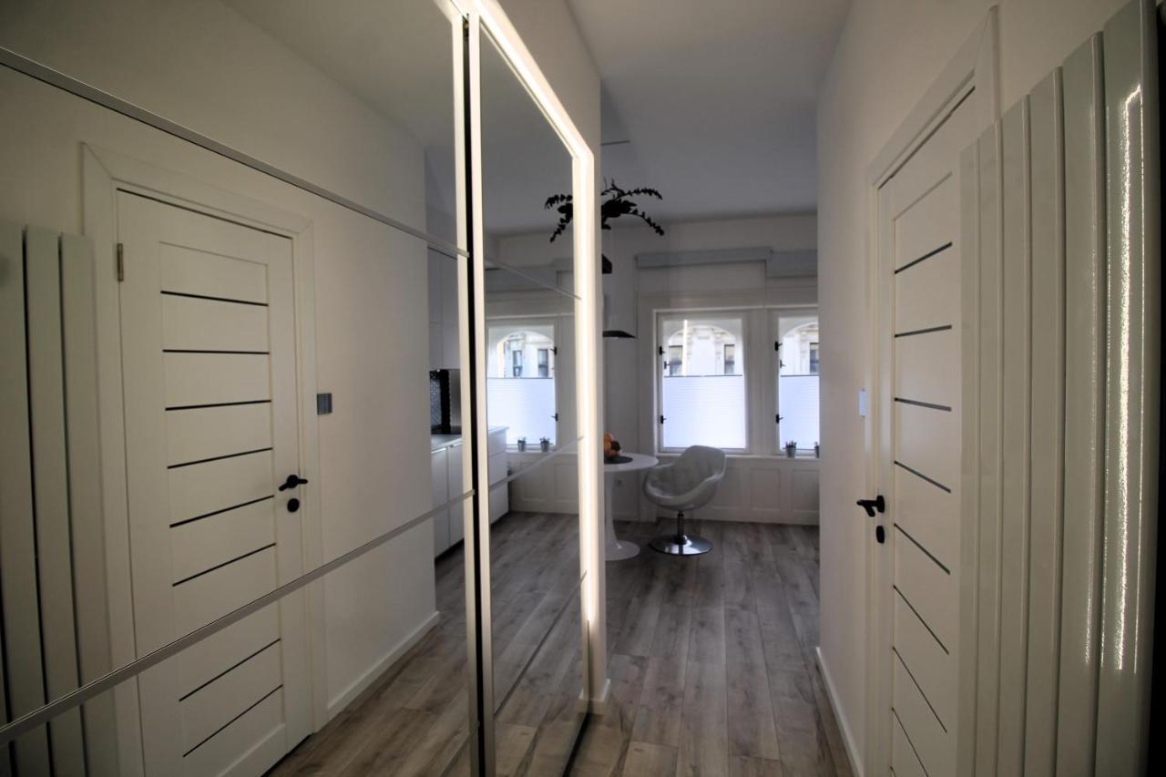 Modern Studio A Belvaros Koezepen Parkoloval- Kata Studioapartman Ráb Exteriér fotografie