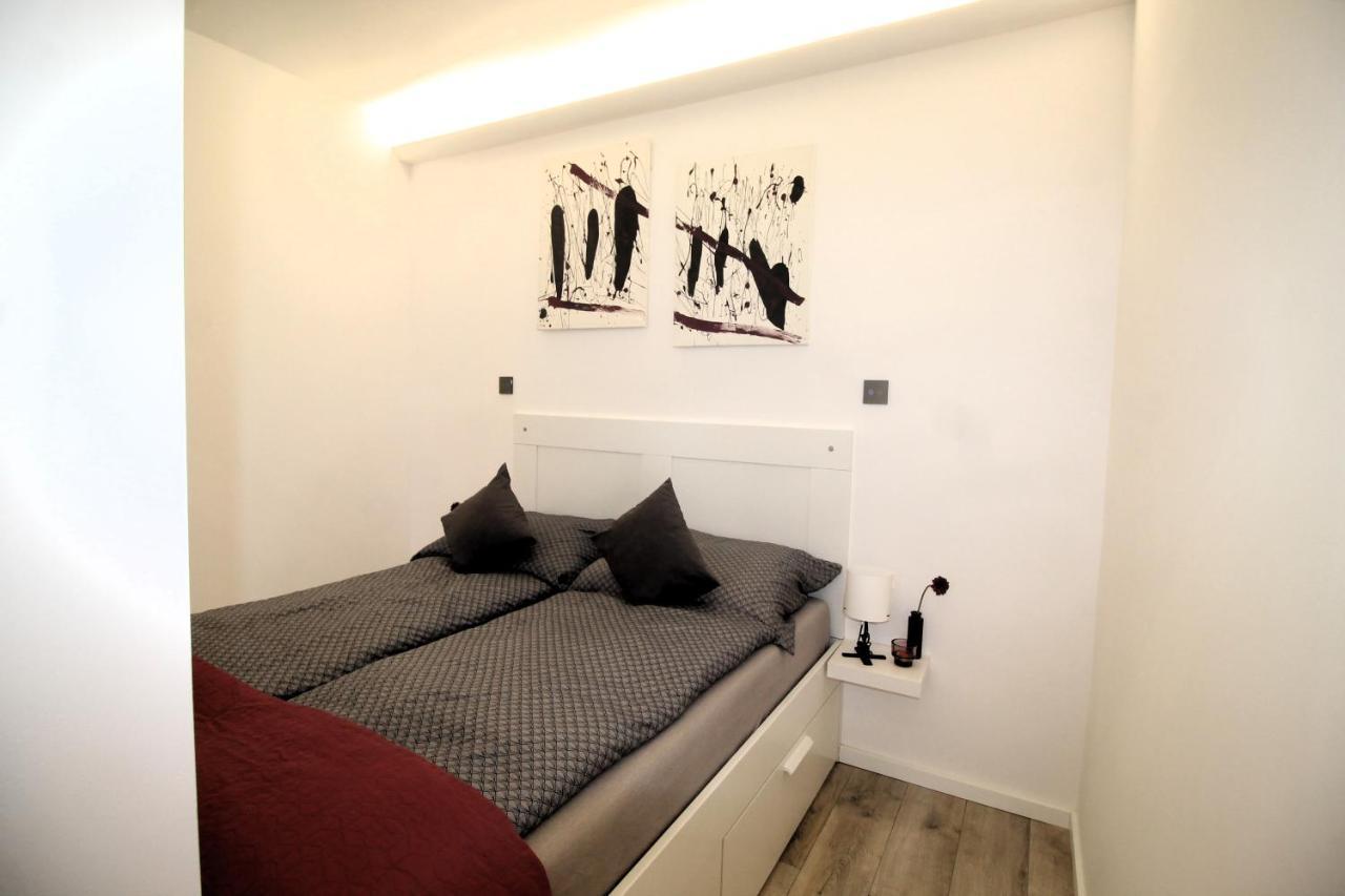 Modern Studio A Belvaros Koezepen Parkoloval- Kata Studioapartman Ráb Exteriér fotografie